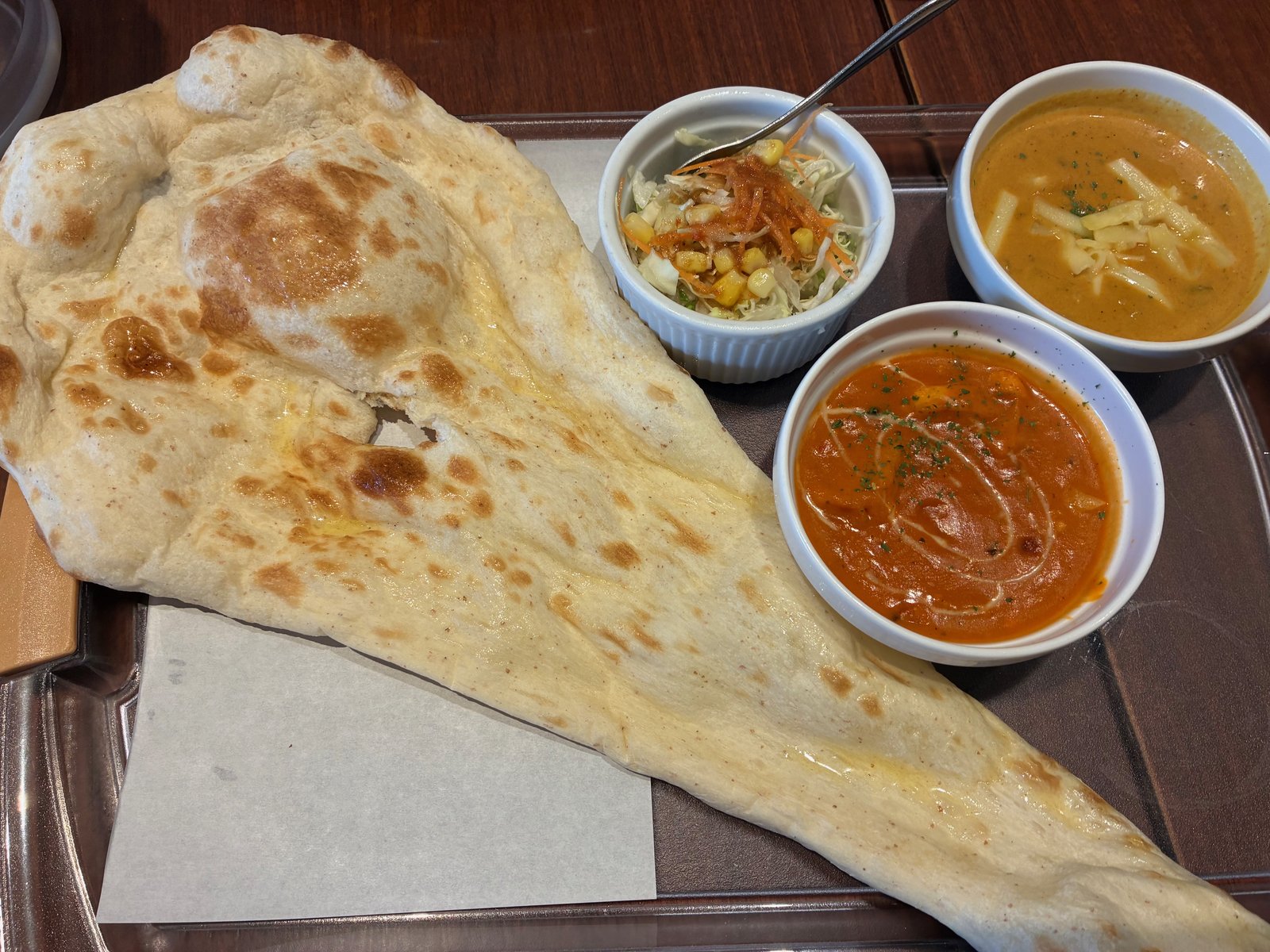 焼きたてナンとカレーのアップ