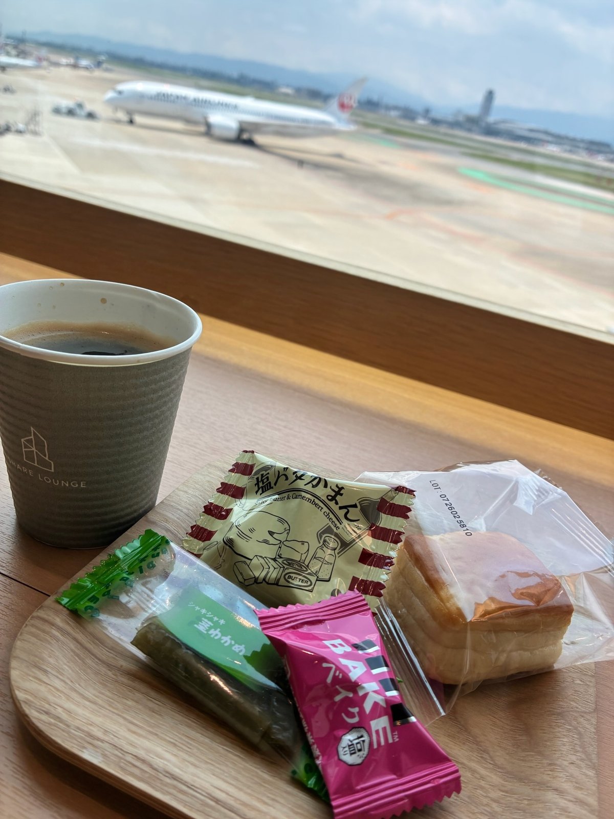 ラウンジの窓際席でコーヒーとお菓子