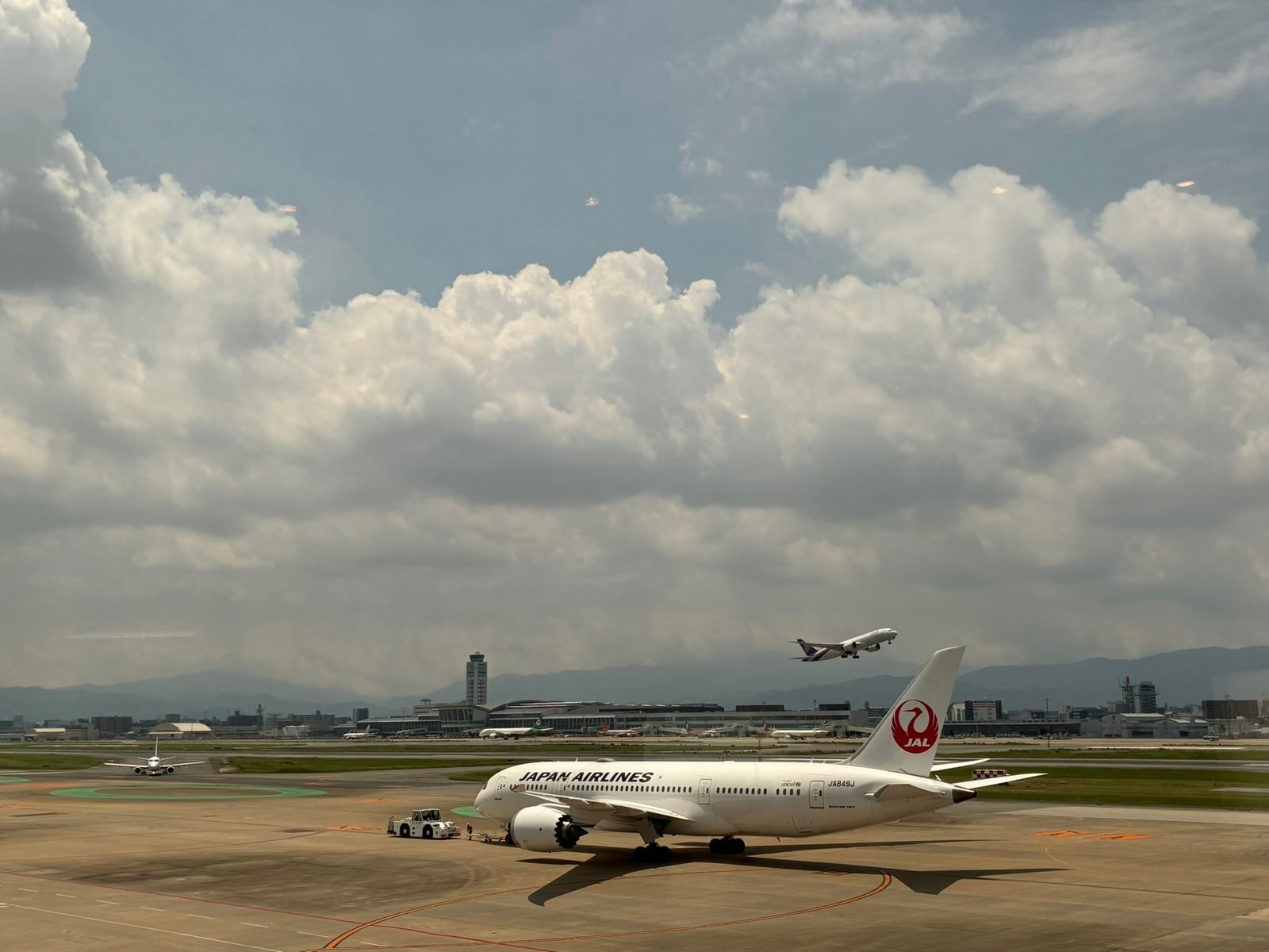 ラウンジから見えるJAL機と離陸する飛行機