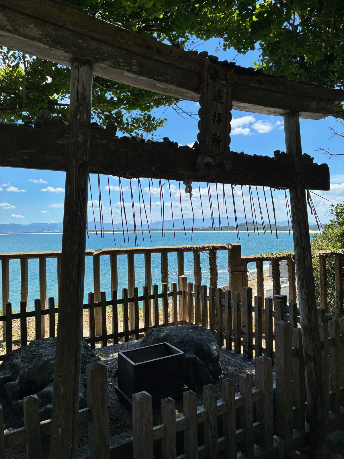 鳥居の先に海が見える