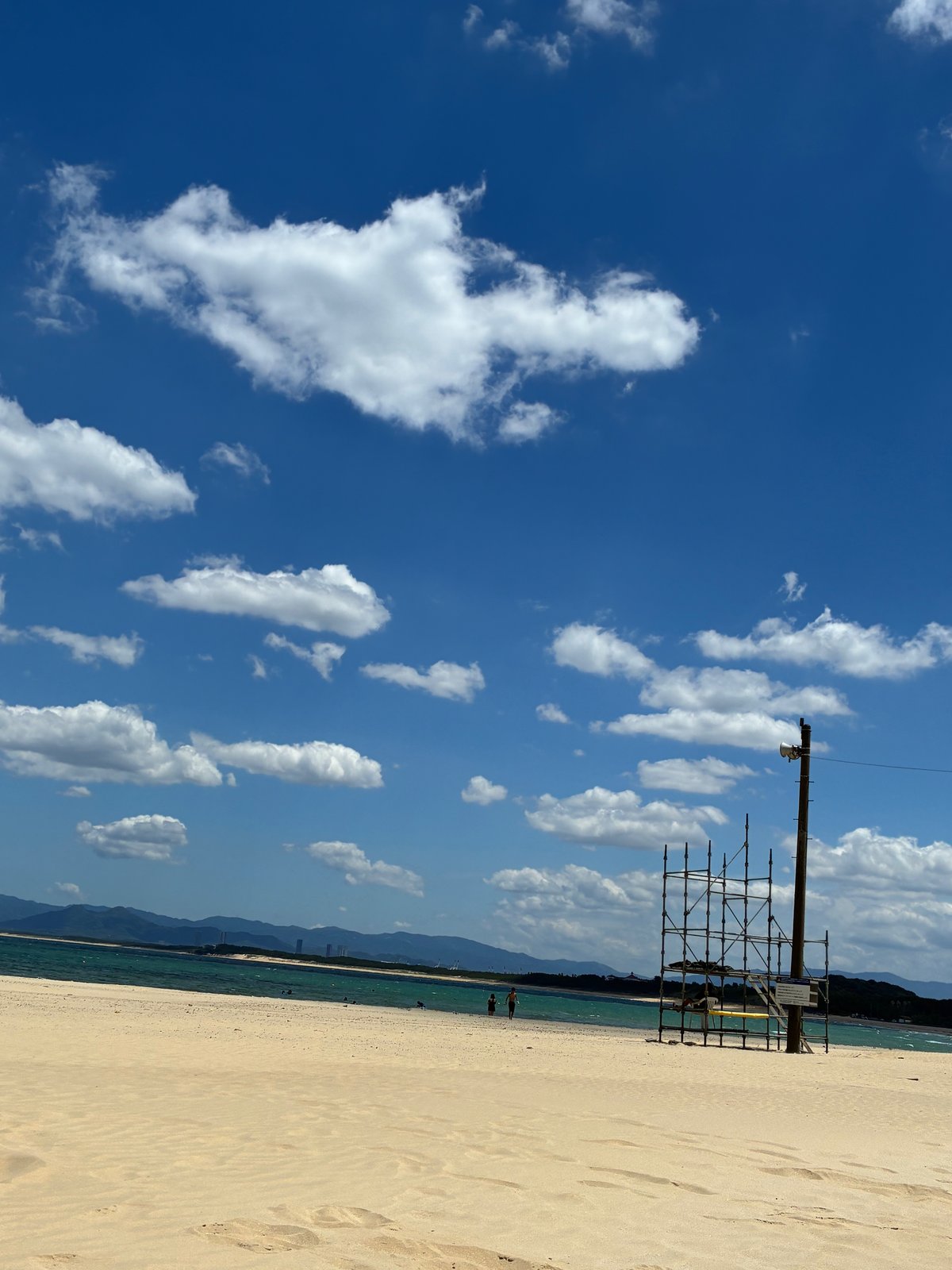 志賀島の砂浜と青空