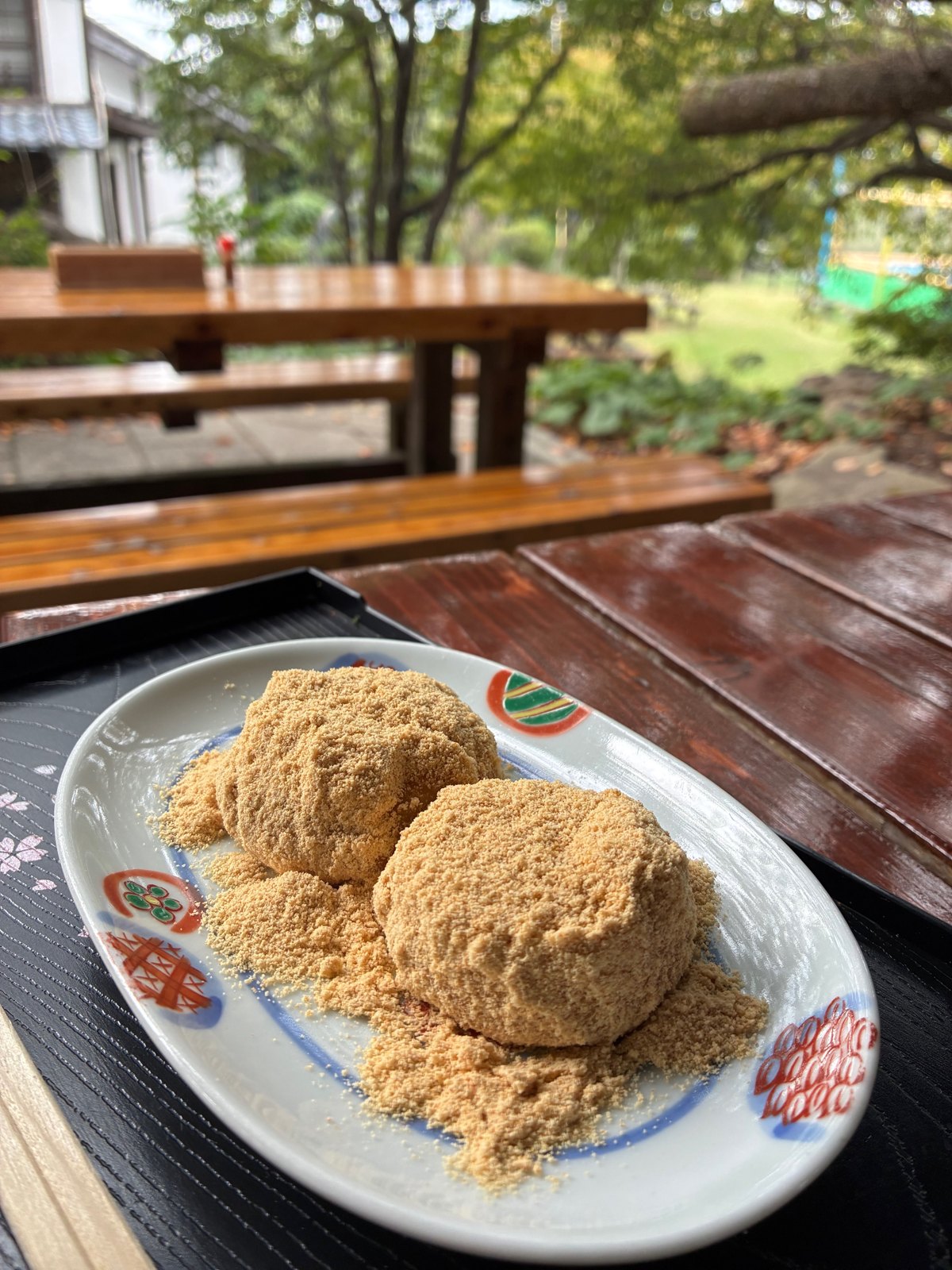雨宿りでいただいた、きなこもち