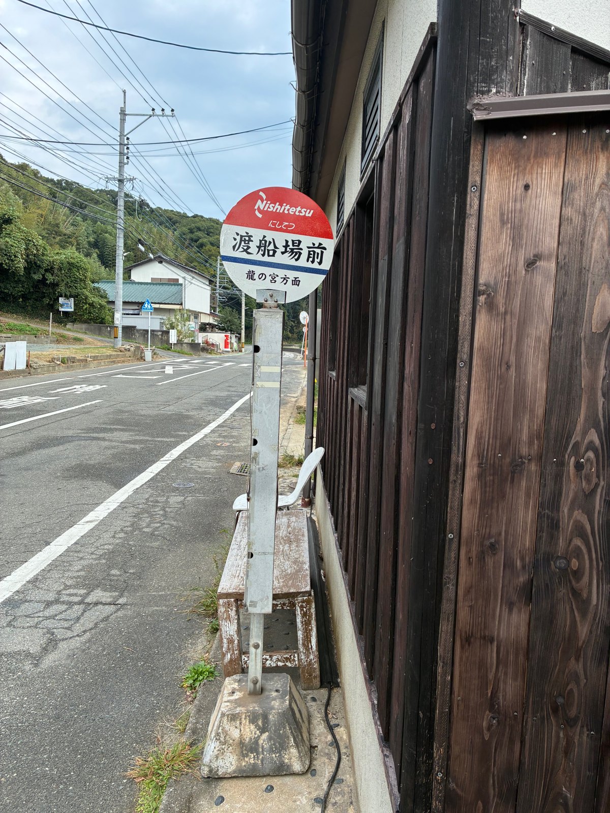 渡船場前のバス停。ドラマではこのベンチに…!